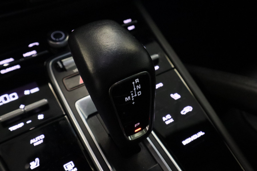 Porsche Cayenne 3.0 E-Hybrid Panoramadak Luchtvering Matrix 21"LM * Hemelvaartsdag geopend van 12:00 tot 17:00u *