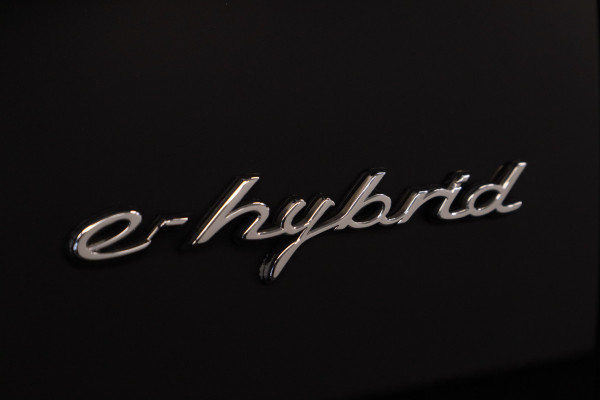 Porsche Cayenne 3.0 E-Hybrid Panoramadak Luchtvering Matrix 21"LM * Hemelvaartsdag geopend van 12:00 tot 17:00u *