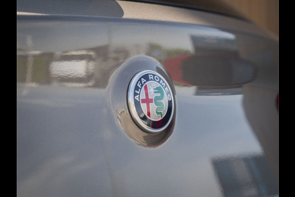 Alfa Romeo Stelvio 2.0 T AWD Super | Veloce stoelen | NL-auto | Camera | Trekhaak