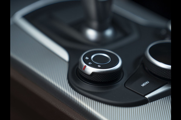 Alfa Romeo Stelvio 2.0 T AWD Super | Veloce stoelen | NL-auto | Camera | Trekhaak