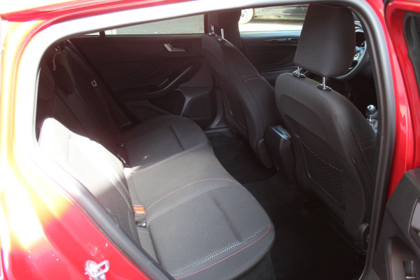 Ford FOCUS Wagon 1.0 EcoBoost Hybrid ST Line X | Head-Up | Adaptieve cruise | Trekhaak | Winterpack