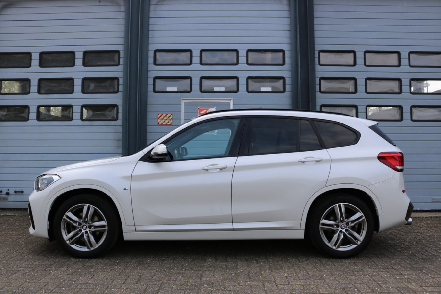 BMW X1 sDrive18i High Exe M-pakket Autom Xenon Navi Panodak T-haak Bj:2020