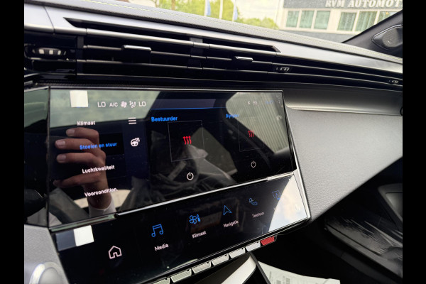 Peugeot e-408 GT 58 kWh NIEUWE AUTO 13KM!| FULL OPTION| PANO| FOCAL AUDIO| 360 CAMERA| ELEKTRISCHE ACHTERKLEP| ELEK. STOELEN| STOEL + STUURVERWARMING MET MASSAGE|
