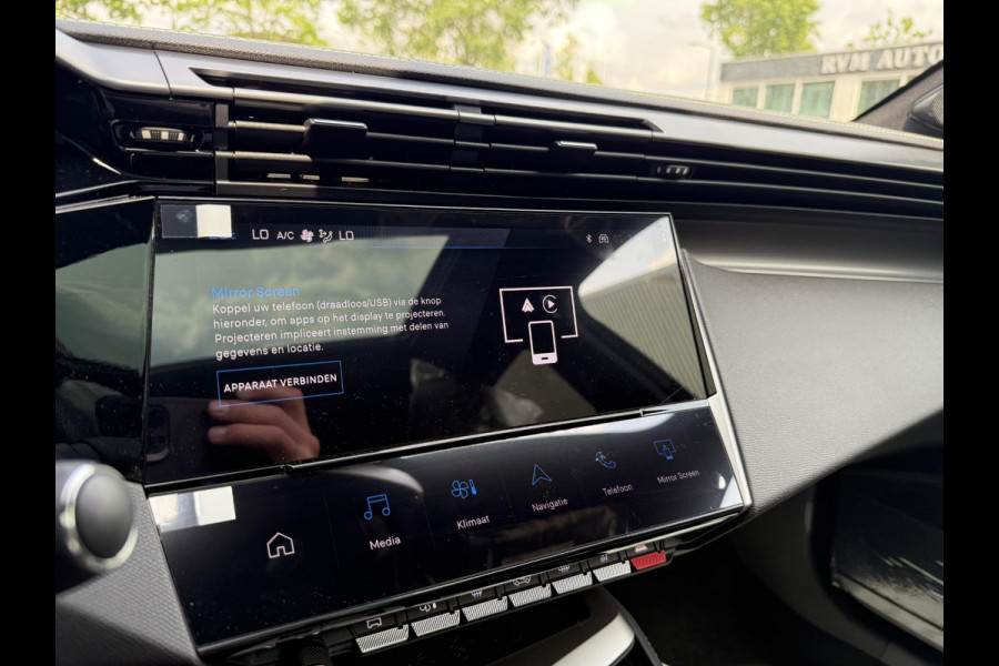Peugeot e-408 GT 58 kWh NIEUWE AUTO 13KM!| FULL OPTION| PANO| FOCAL AUDIO| 360 CAMERA| ELEKTRISCHE ACHTERKLEP| ELEK. STOELEN| STOEL + STUURVERWARMING MET MASSAGE|