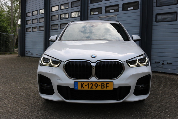 BMW X1 sDrive18i High Exe M-pakket Autom Xenon Navi Panodak T-haak Bj:2020