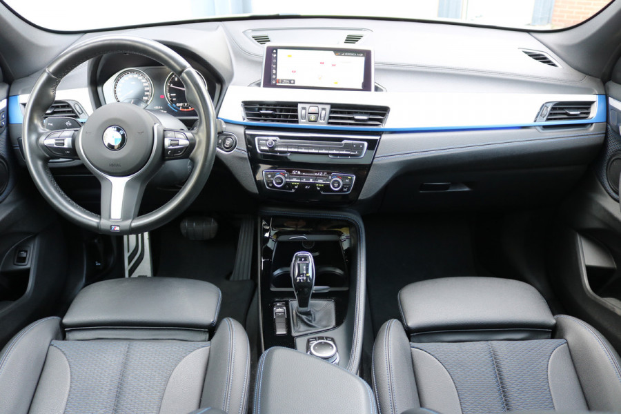 BMW X1 sDrive18i High Exe M-pakket Autom Xenon Navi Panodak T-haak Bj:2020