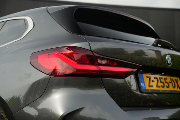 BMW 1-serie 118i High Executive M Pakket Panoramadak Cruise Stoelverw. LED 19''LM