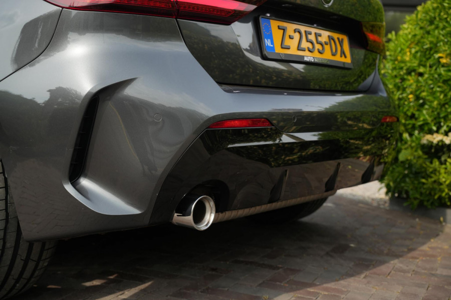 BMW 1-serie 118i High Executive M Pakket Panoramadak Cruise Stoelverw. LED 19''LM
