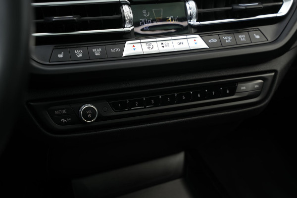 BMW 1-serie 118i High Executive M Pakket Panoramadak Cruise Stoelverw. LED 19''LM