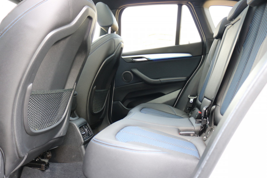 BMW X1 sDrive18i High Exe M-pakket Autom Xenon Navi Panodak T-haak Bj:2020