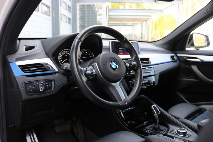 BMW X1 sDrive18i High Exe M-pakket Autom Xenon Navi Panodak T-haak Bj:2020