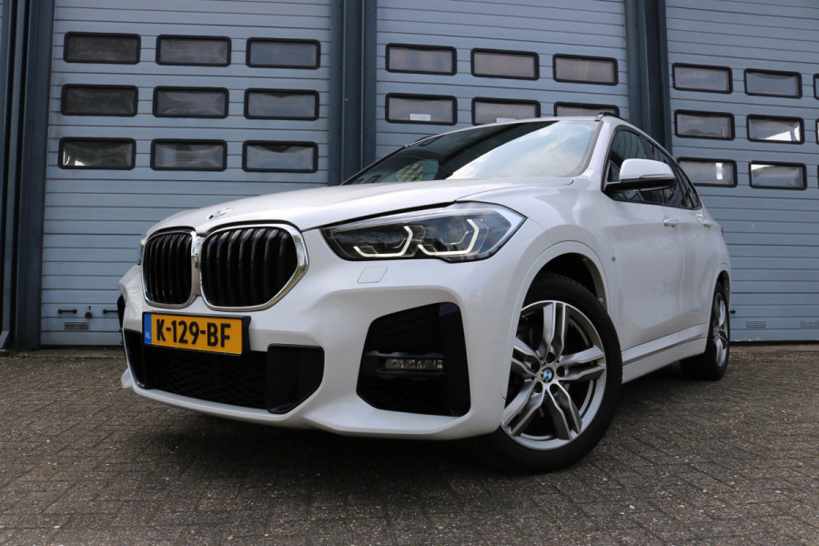 BMW X1 sDrive18i High Exe M-pakket Autom Xenon Navi Panodak T-haak Bj:2020