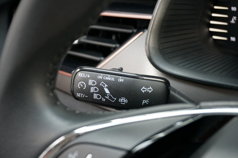 Škoda SCALA 1.0 TSI Business Edition + TREKHAAK / STOELVERWARMING / CAMERA