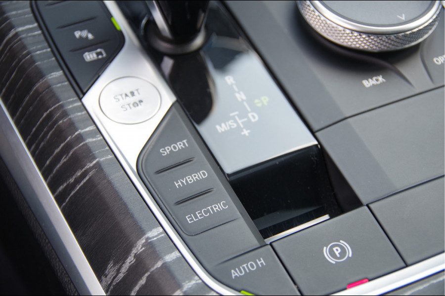 BMW 3-serie 330e M-SPORT SCHUIFDAK, INDIVIDUAL LEDER, LASER, HUD, HARMAN/KARDON, ADAPT. CRUISE, SPORTSTOELEN, DRAVIT GRAU