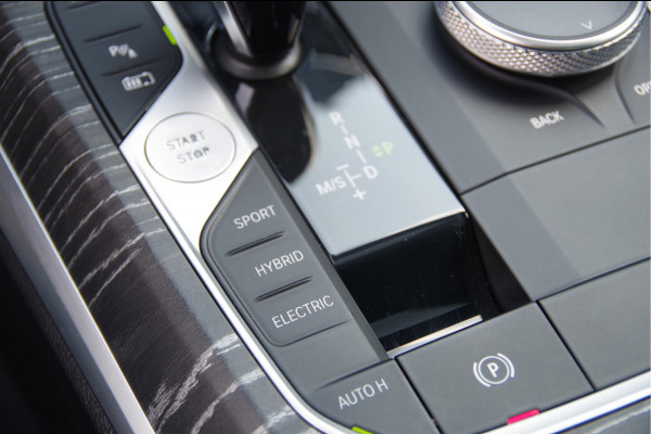 BMW 3-serie 330e M-SPORT SCHUIFDAK, INDIVIDUAL LEDER, LASER, HUD, HARMAN/KARDON, ADAPT. CRUISE, SPORTSTOELEN, DRAVIT GRAU