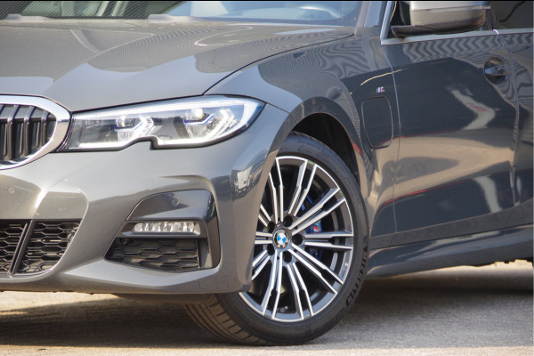 BMW 3-serie 330e M-SPORT SCHUIFDAK, INDIVIDUAL LEDER, LASER, HUD, HARMAN/KARDON, ADAPT. CRUISE, SPORTSTOELEN, DRAVIT GRAU
