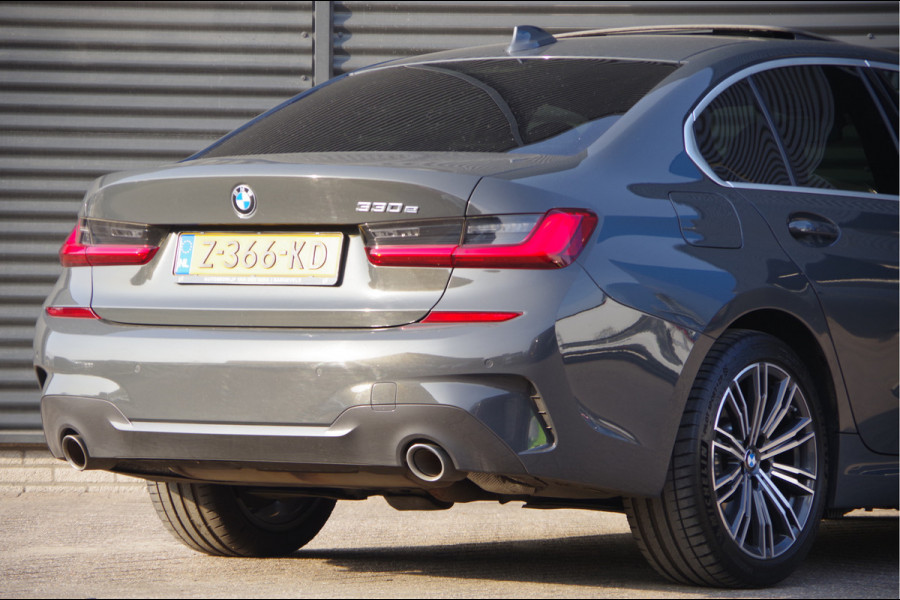 BMW 3-serie 330e M-SPORT SCHUIFDAK, INDIVIDUAL LEDER, LASER, HUD, HARMAN/KARDON, ADAPT. CRUISE, SPORTSTOELEN, DRAVIT GRAU