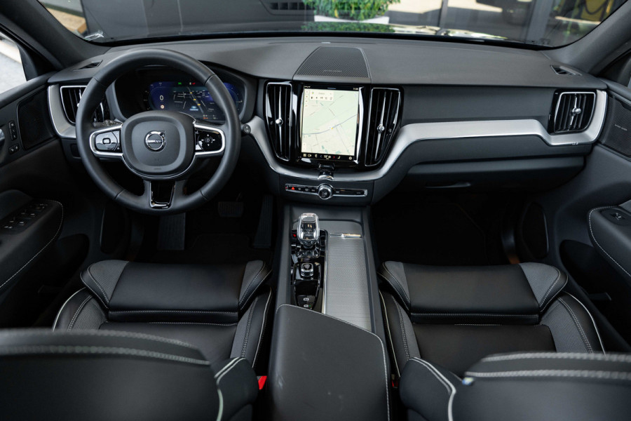 Volvo XC60 2.0 T6 Plug-in hybrid AWD Plus Black Edition - Panorama | H&K | Memory | 360 Camera