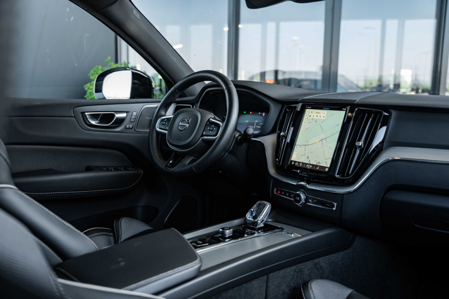Volvo XC60 2.0 T6 Plug-in hybrid AWD Plus Black Edition - Panorama | H&K | Memory | 360 Camera
