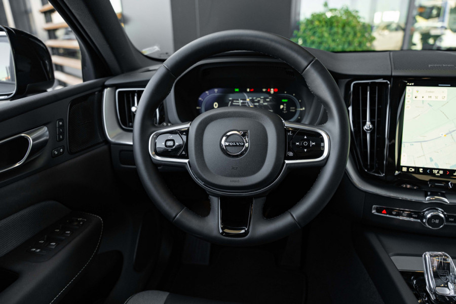 Volvo XC60 2.0 T6 Plug-in hybrid AWD Plus Black Edition - Panorama | H&K | Memory | 360 Camera