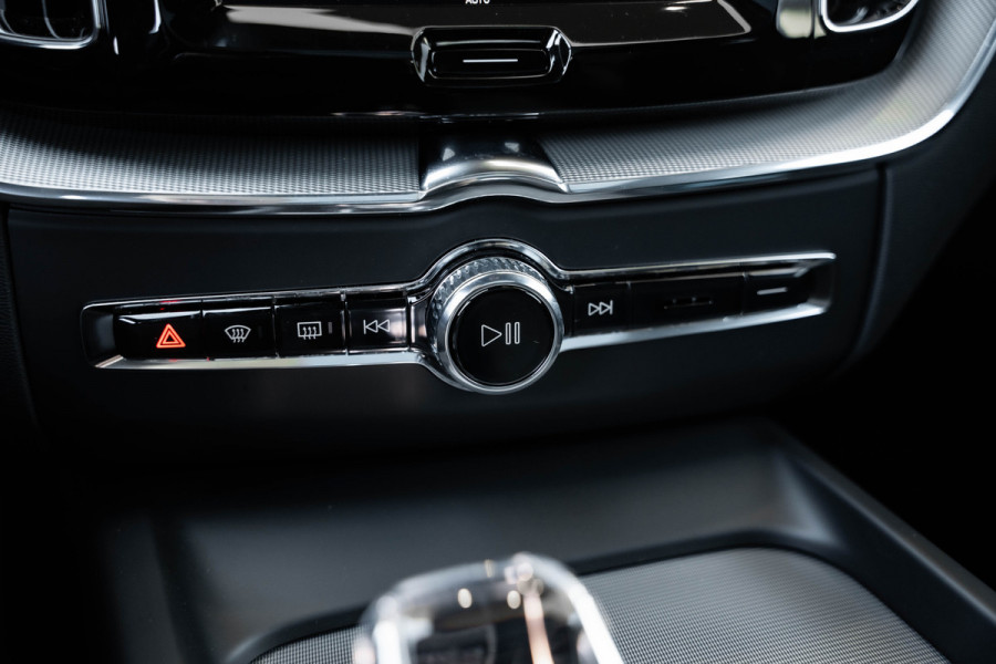 Volvo XC60 2.0 T6 Plug-in hybrid AWD Plus Black Edition - Panorama | H&K | Memory | 360 Camera