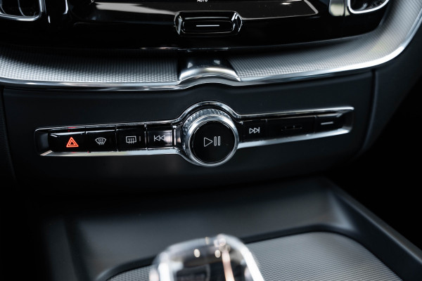 Volvo XC60 2.0 T6 Plug-in hybrid AWD Plus Black Edition - Panorama | H&K | Memory | 360 Camera