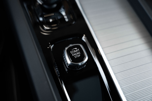 Volvo XC60 2.0 T6 Plug-in hybrid AWD Plus Black Edition - Panorama | H&K | Memory | 360 Camera
