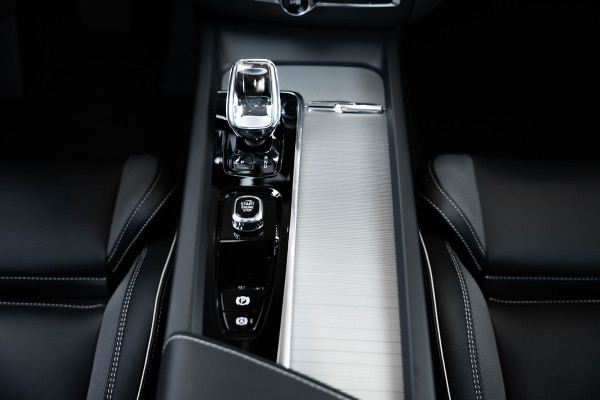 Volvo XC60 2.0 T6 Plug-in hybrid AWD Plus Black Edition - Panorama | H&K | Memory | 360 Camera