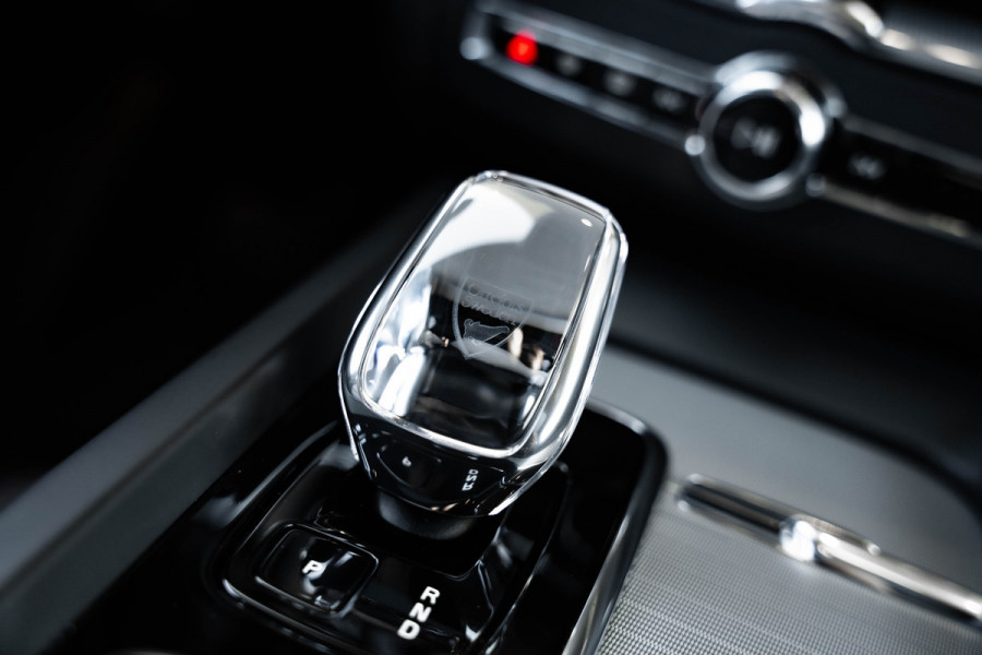 Volvo XC60 2.0 T6 Plug-in hybrid AWD Plus Black Edition - Panorama | H&K | Memory | 360 Camera