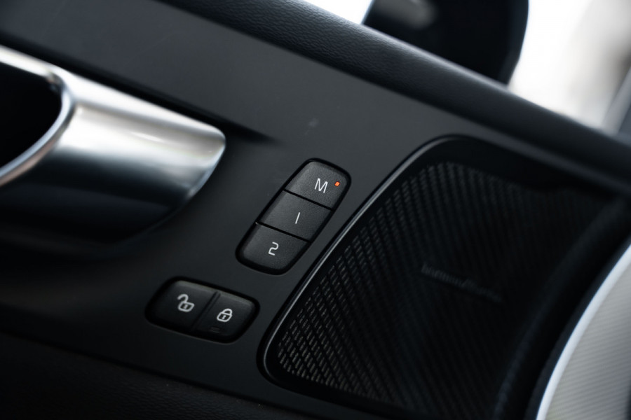 Volvo XC60 2.0 T6 Plug-in hybrid AWD Plus Black Edition - Panorama | H&K | Memory | 360 Camera