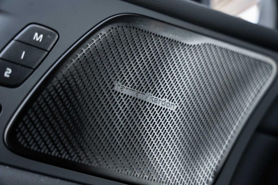 Volvo XC60 2.0 T6 Plug-in hybrid AWD Plus Black Edition - Panorama | H&K | Memory | 360 Camera