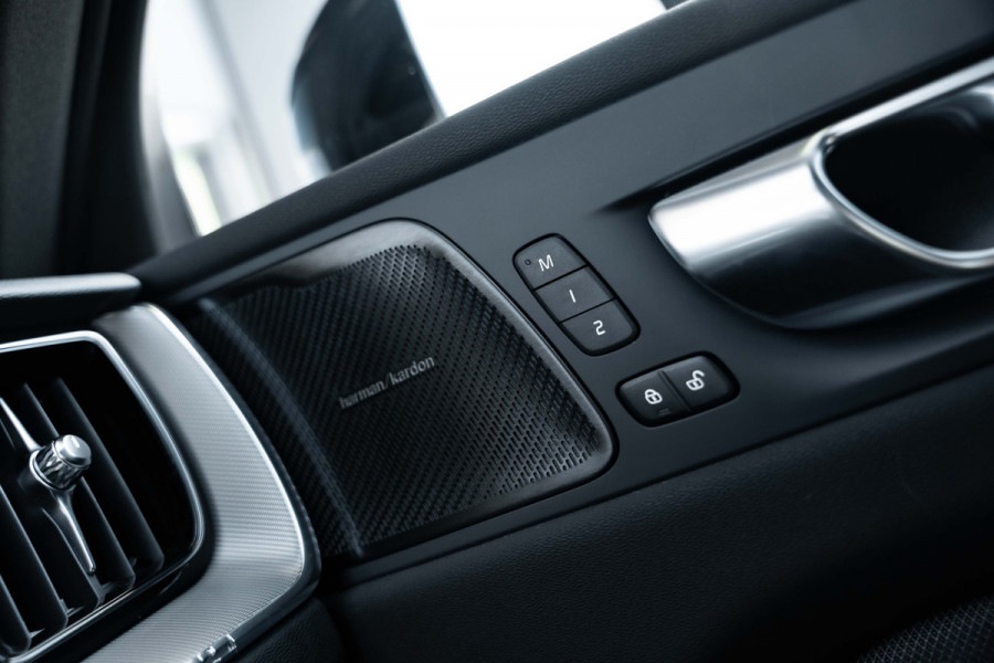 Volvo XC60 2.0 T6 Plug-in hybrid AWD Plus Black Edition - Panorama | H&K | Memory | 360 Camera