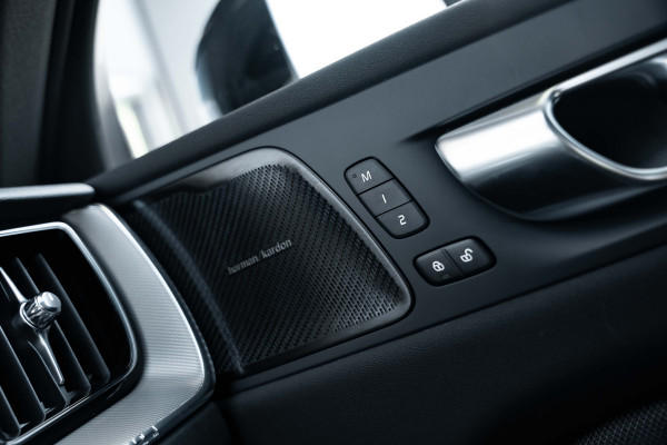 Volvo XC60 2.0 T6 Plug-in hybrid AWD Plus Black Edition - Panorama | H&K | Memory | 360 Camera