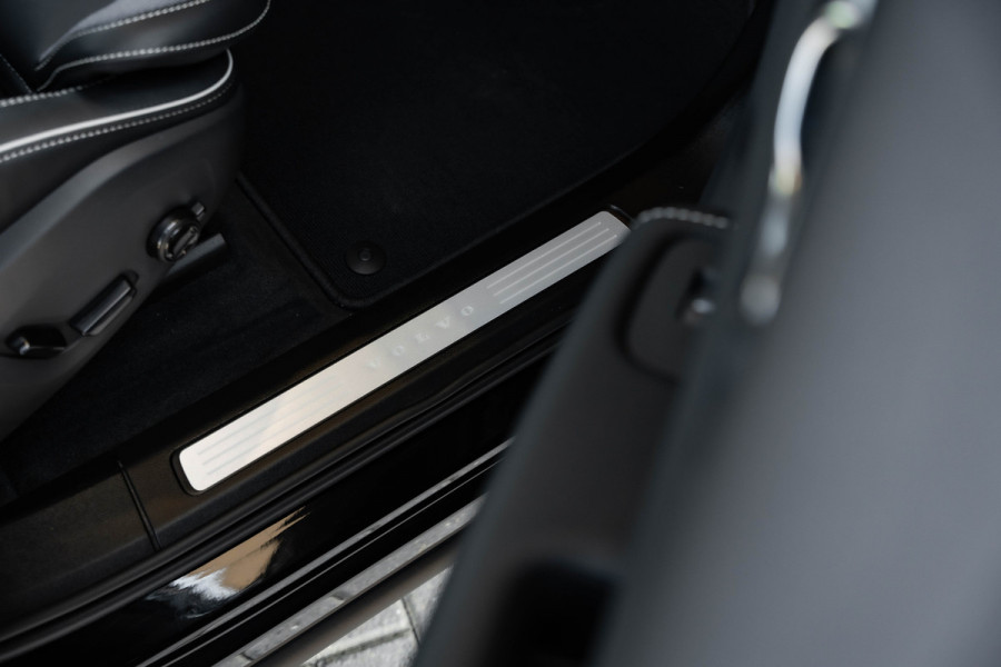 Volvo XC60 2.0 T6 Plug-in hybrid AWD Plus Black Edition - Panorama | H&K | Memory | 360 Camera