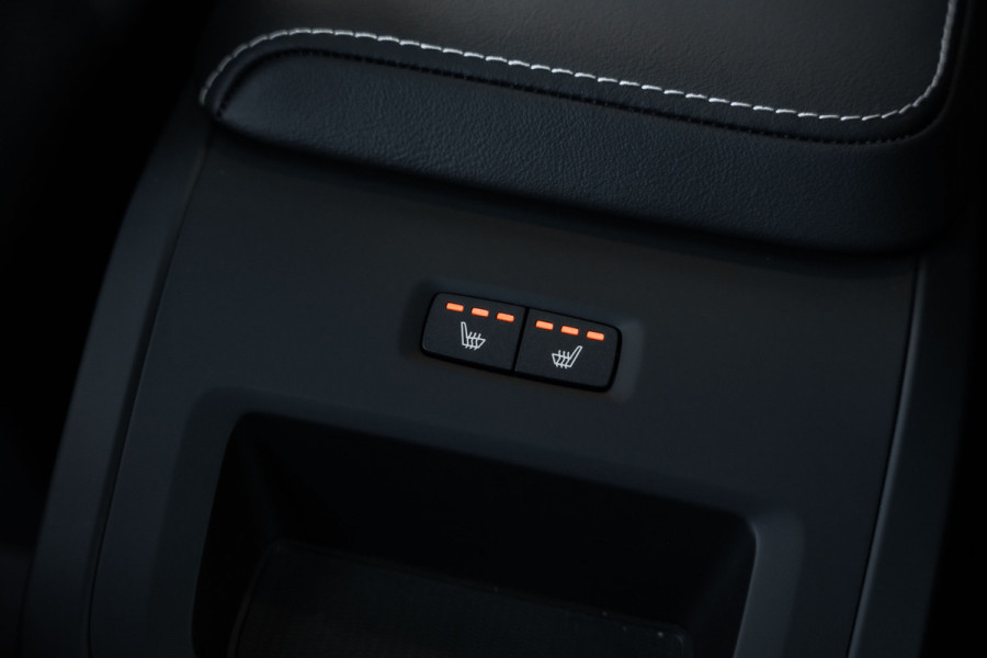 Volvo XC60 2.0 T6 Plug-in hybrid AWD Plus Black Edition - Panorama | H&K | Memory | 360 Camera
