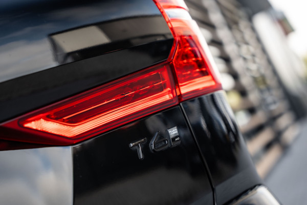 Volvo XC60 2.0 T6 Plug-in hybrid AWD Plus Black Edition - Panorama | H&K | Memory | 360 Camera