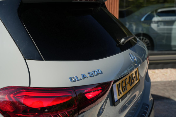 Mercedes-Benz GLA 200 AMG Line Panoramadak Adapt. Cruise AMG Pakket Ambient Wide Screen