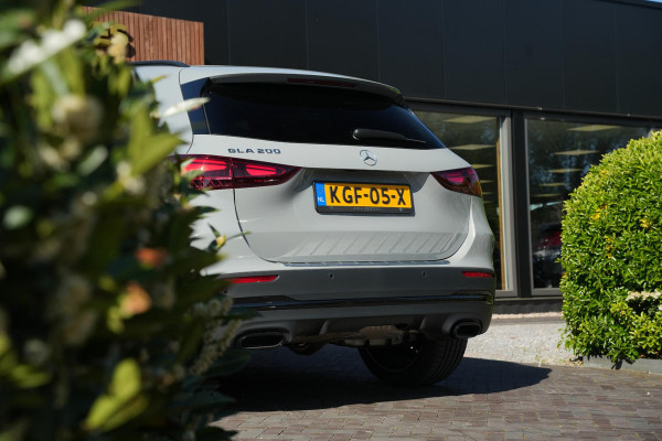 Mercedes-Benz GLA 200 AMG Line Panoramadak Adapt. Cruise AMG Pakket Ambient Wide Screen