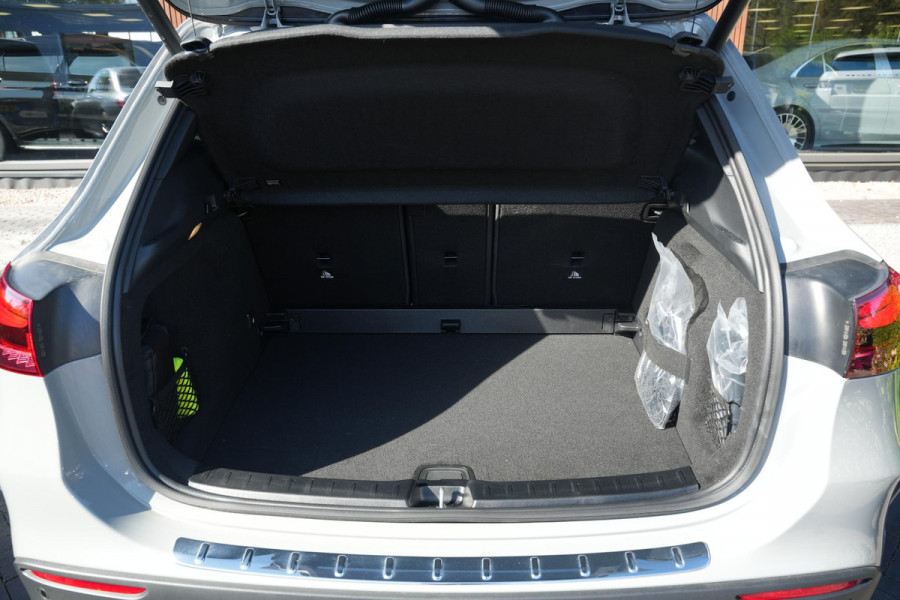 Mercedes-Benz GLA 200 AMG Line Panoramadak Adapt. Cruise AMG Pakket Ambient Wide Screen