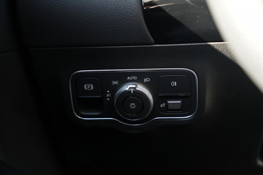 Mercedes-Benz GLA 200 AMG Line Panoramadak Adapt. Cruise AMG Pakket Ambient Wide Screen