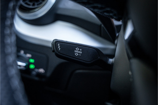 Audi Q2 35 TFSI S-line ** Virtual Cockpit ** 18" S-Design velgen ** Stoelverwarming ** Carplay ** LED ** Automaat