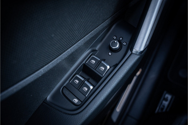 Audi Q2 35 TFSI S-line ** Virtual Cockpit ** 18" S-Design velgen ** Stoelverwarming ** Carplay ** LED ** Automaat
