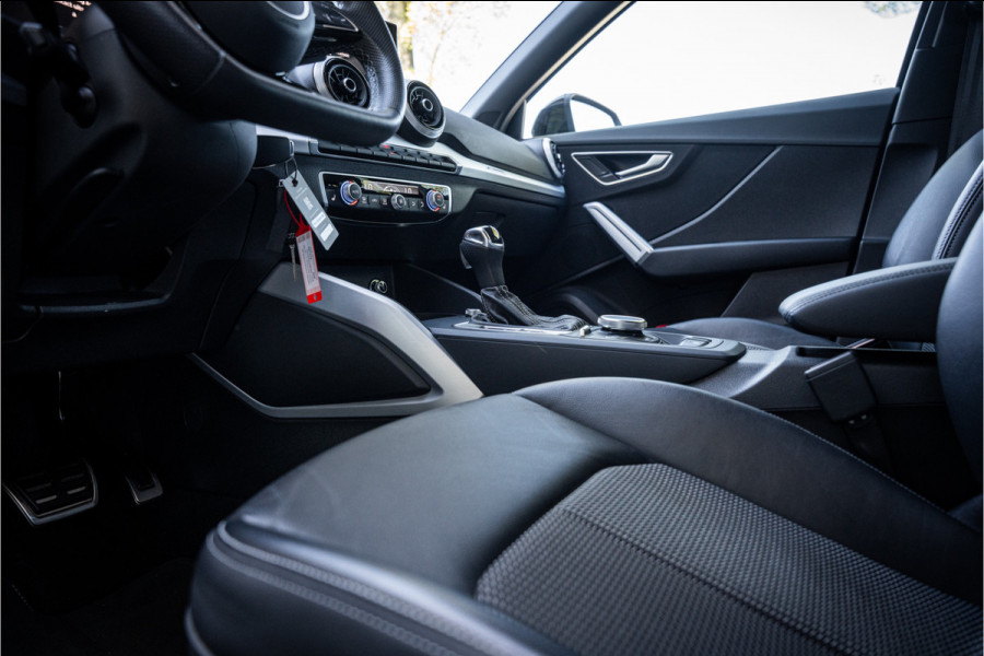 Audi Q2 35 TFSI S-line ** Virtual Cockpit ** 18" S-Design velgen ** Stoelverwarming ** Carplay ** LED ** Automaat