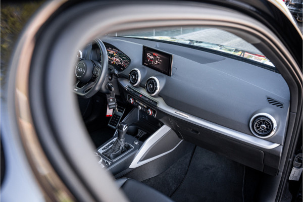 Audi Q2 35 TFSI S-line ** Virtual Cockpit ** 18" S-Design velgen ** Stoelverwarming ** Carplay ** LED ** Automaat