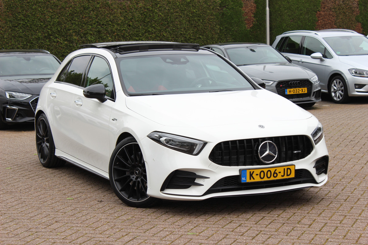 Mercedes-Benz A-Klasse AMG 35 4MATIC Premium 56.103 km! / Panoramadak / Camera / Burmester / AMG Stuur / 19'' / Memory seats / Sfeerverlichting / Matrix LED / DAB / Stoelverwarming / Cruise Control