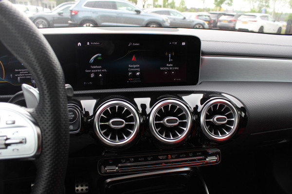 Mercedes-Benz A-Klasse AMG 35 4MATIC Premium 56.103 km! / Panoramadak / Camera / Burmester / AMG Stuur / 19'' / Memory seats / Sfeerverlichting / Matrix LED / DAB / Stoelverwarming / Cruise Control
