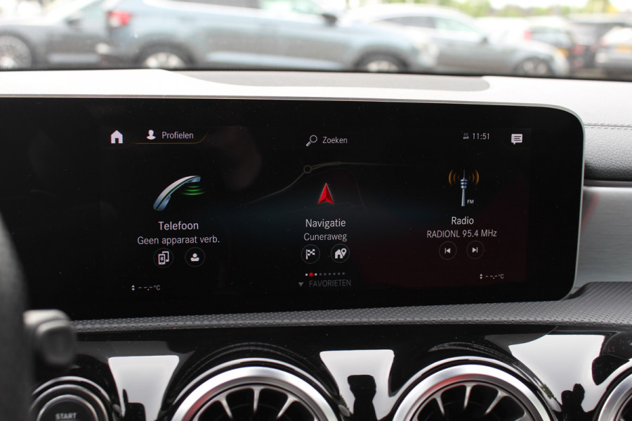 Mercedes-Benz A-Klasse AMG 35 4MATIC Premium 56.103 km! / Panoramadak / Camera / Burmester / AMG Stuur / 19'' / Memory seats / Sfeerverlichting / Matrix LED / DAB / Stoelverwarming / Cruise Control