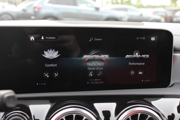 Mercedes-Benz A-Klasse AMG 35 4MATIC Premium 56.103 km! / Panoramadak / Camera / Burmester / AMG Stuur / 19'' / Memory seats / Sfeerverlichting / Matrix LED / DAB / Stoelverwarming / Cruise Control