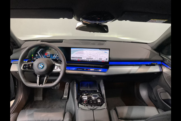 BMW 5 Serie 550e xDrive M-SPORT Pro ** LEDER, STOELVENT, ACC, HuD, B&W Sound, 20-inch LMV ** Ex. BMW AG - 28k onder NP ** ** INFORMEER OOK NAAR ONZE AANTREKKELIJKE FINANCIAL-LEASE TARIEVEN **