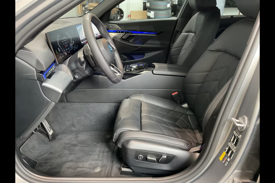BMW 5 Serie 550e xDrive M-SPORT Pro ** LEDER, STOELVENT, ACC, HuD, B&W Sound, 20-inch LMV ** Ex. BMW AG - 28k onder NP ** ** INFORMEER OOK NAAR ONZE AANTREKKELIJKE FINANCIAL-LEASE TARIEVEN **